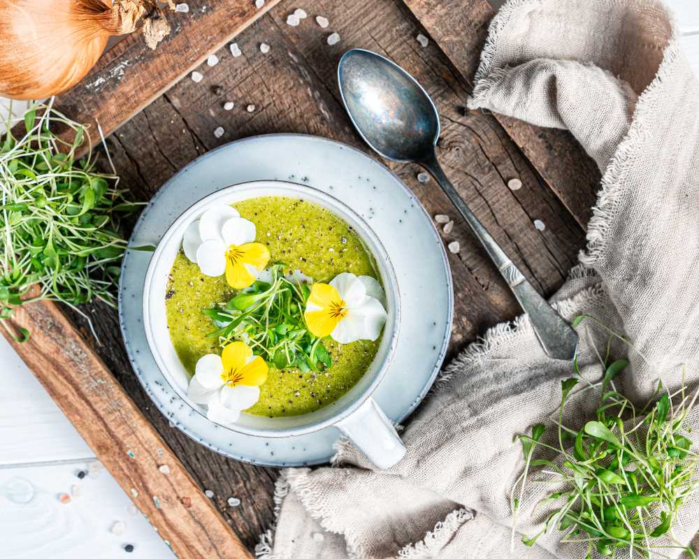 The Best Edible Flowers to Add Beauty and Flavor to Your Dishes